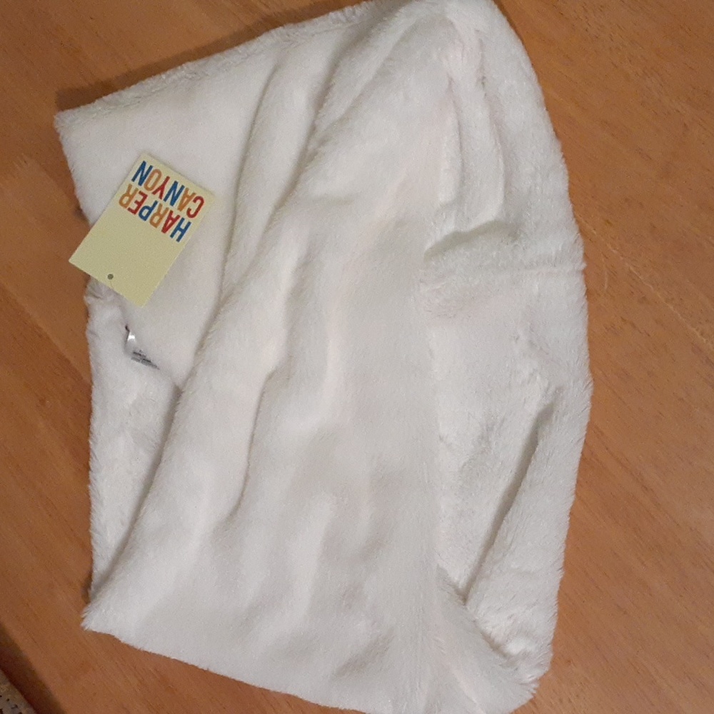 NWT Harper Canyon Luxury White Cowl Scarf W112